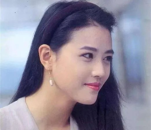 54岁周海媚现身商演现场，她的状态如何？