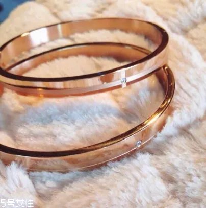 钛钢手镯一般多少钱 不同品牌价位不同