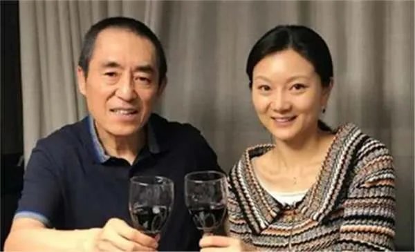 张艺谋的妻女去探班，陈婷打扮的很年轻，你羡慕张艺谋夫妻两人的爱情吗