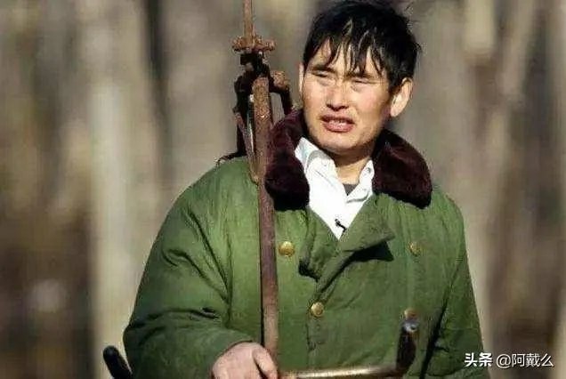 大衣哥家门被踹、村民借钱不还，他为什么还不离开农村？