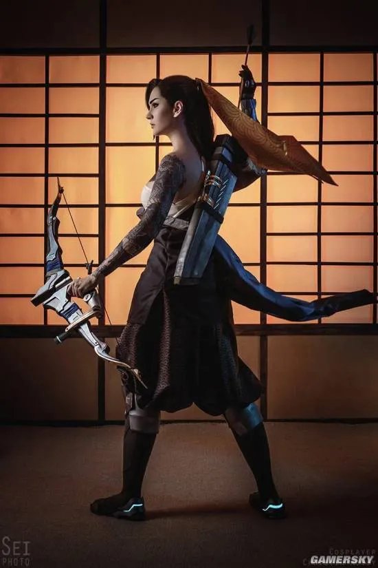 《守望先锋》性转COS 麦克雷胸前藏“雷”半藏身材火辣