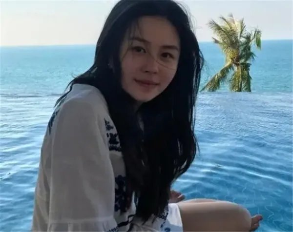 邱淑贞大女儿沈月近照出炉，这个姑娘如今出落成什么模样了？