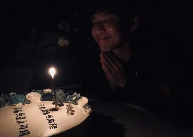 钟汉良晒生日蛋糕“艾特”何炅，为啥何老师的微博沦陷了？