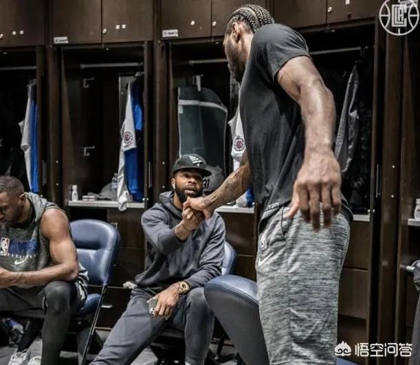 莫里斯抵达快船更衣室被记者围堵，小卡主动上前跟他打招呼，对此你怎么看？