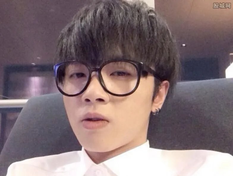 华晨宇家庭背景曝光 原来是典型富二代