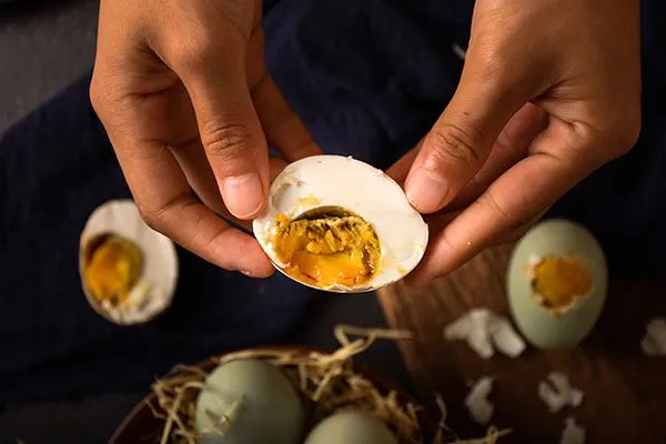 怎么腌鸭蛋出油又好吃 腌咸鸭蛋的方法