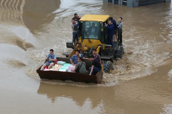 郑州小卖部大爷为居民免费供电