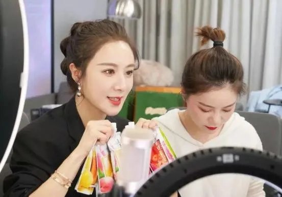 薇娅因半月板受伤做手术,别的主播都是声带出问题为何她是膝盖受伤了?