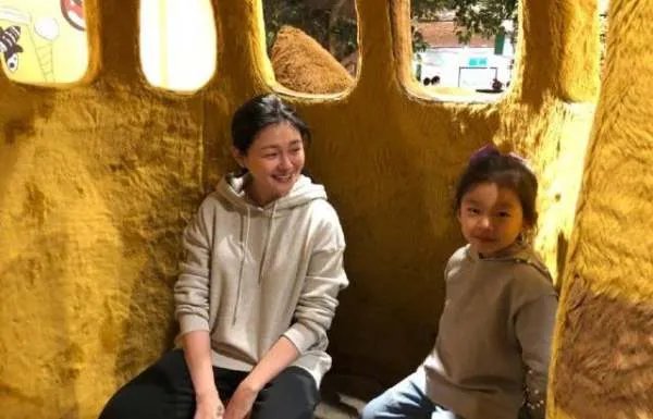 汪小菲发文庆祝与大S八周年，直男特性还要网友晒八年前结婚照，你怎么看？