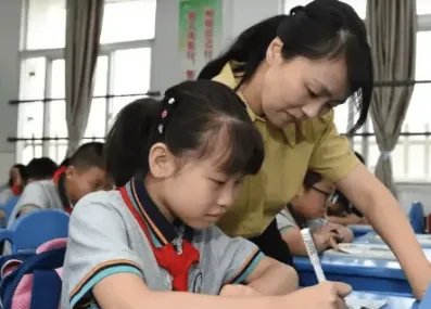 中小学语文教科书总主编回应质疑，具体是如何回应的？