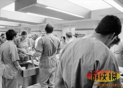 实拍法医解剖室解剖尸体的真实场面 恐怖震撼