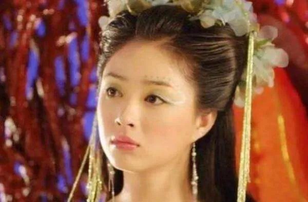 在《欢天喜地七仙女》中，鱼日喜欢的是红儿还是绿儿？