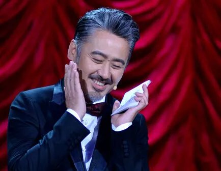 吴秀波主持的综艺节目叫什么？ 欢乐喜剧笑料满人间