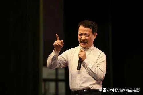 大家好，有谁了解崔万志，他是如何帮中国旗袍一步步到今天这个地步的？