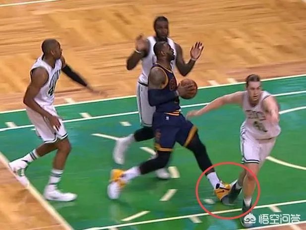 为何急停留下醒目刹车痕之后，詹姆斯的脚踝却没有受伤呢？