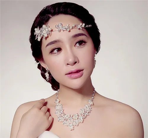 新娘婚纱发型图片2017 婚纱和首饰怎么搭配效果好