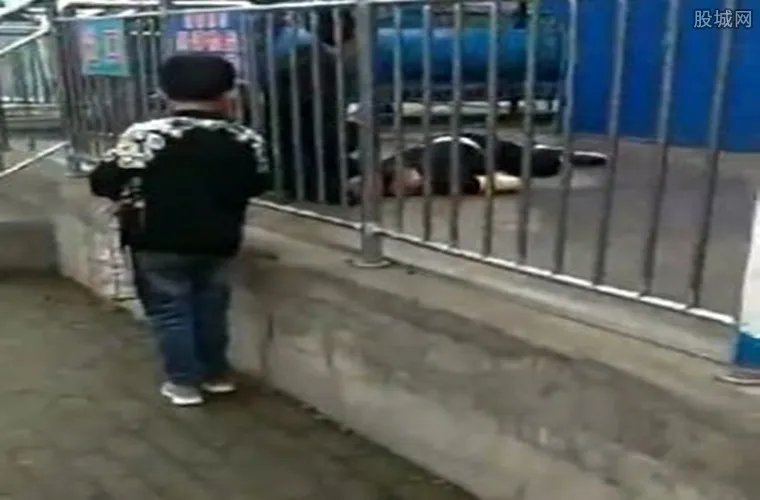 男子被大摆锤甩飞 游客们担心的事终究是发生了