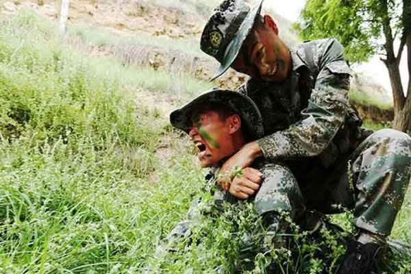 皇帝的新衣，（打一字）