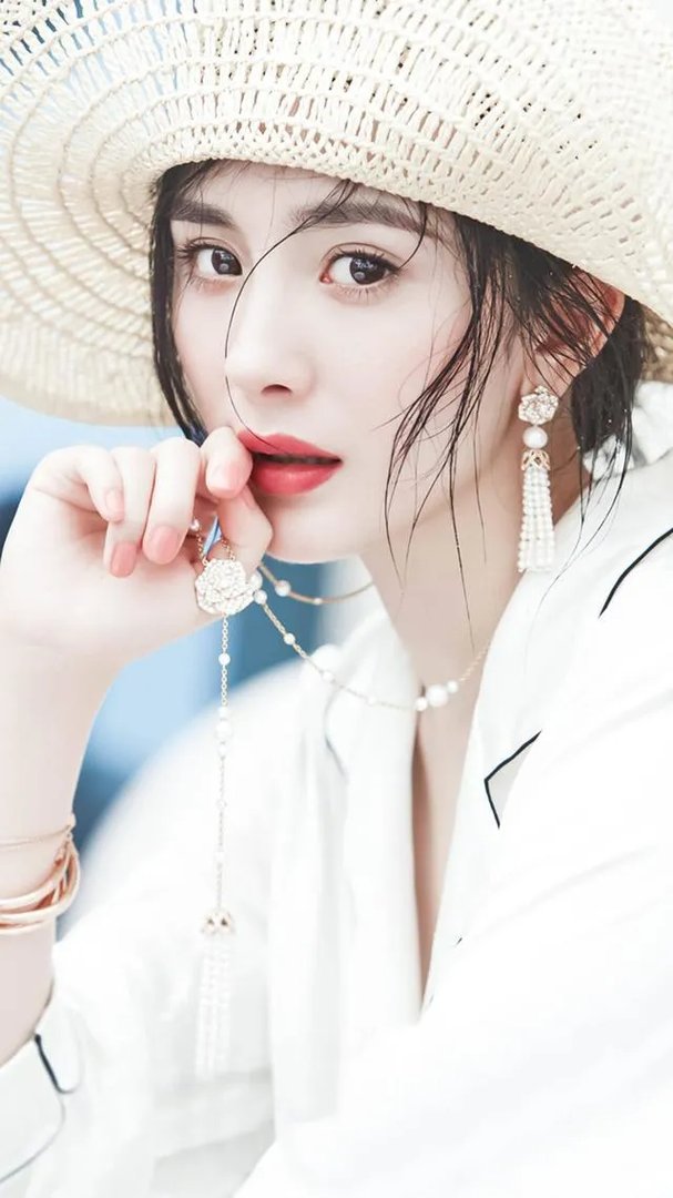 替身神似杨幂、放话称“是她整得像我”，你怎么看？