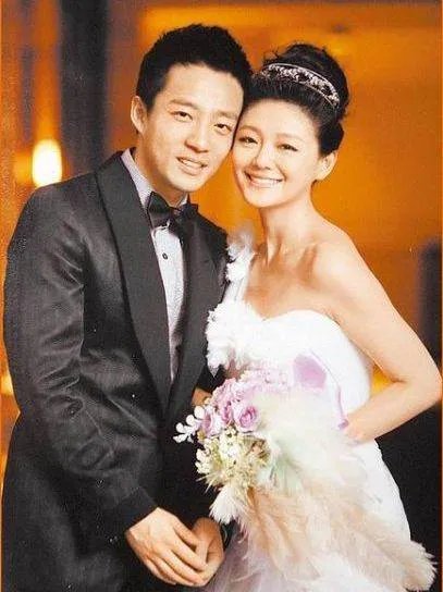 汪小菲发文庆祝与大S八周年，直男特性还要网友晒八年前结婚照，你怎么看？