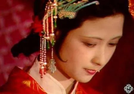 贾母为何戴眼镜细瞧尤二姐？