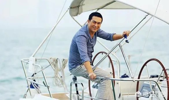 张嘉译走路自己知道吗