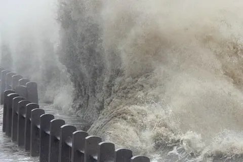 钱塘江大潮是怎么形成的？急！急！急！