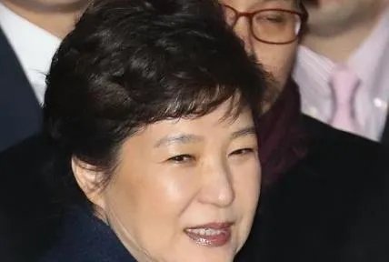 你觉得朴槿惠的执政风格到底是软弱，还是强硬？为什么？