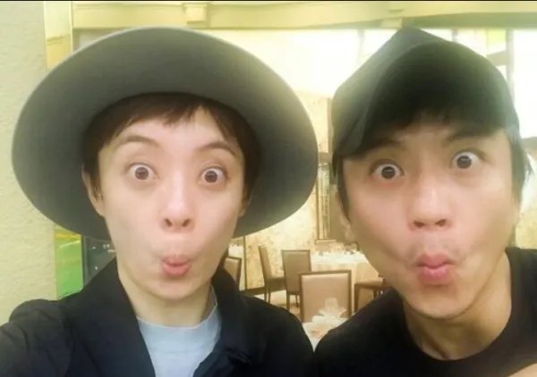 邓超孙俪金鸡奖现场比心被拍！为何会在网上引起众怒？