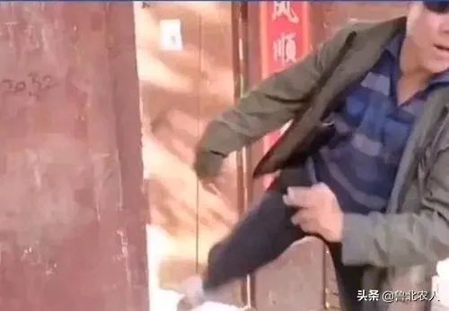 大衣哥家门被踹、村民借钱不还，他为什么还不离开农村？