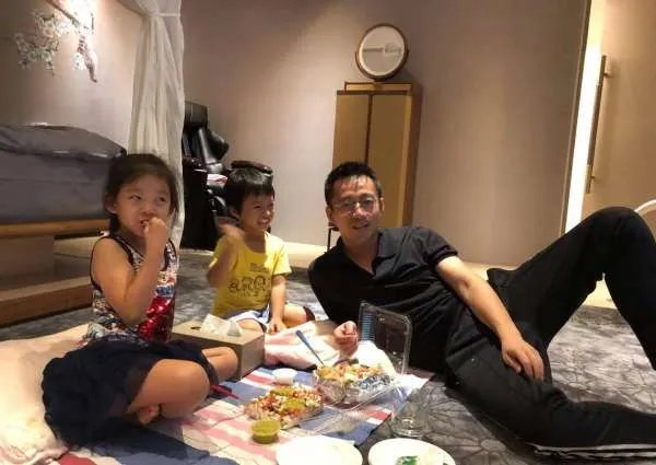 徐妈妈流泪谈女儿离婚原因，大S因汪小菲的爷们脾气过得很辛苦，你怎么看？