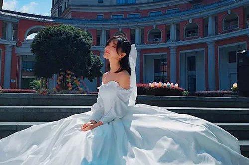 2019年邓家佳与丈夫离婚，离婚对她意味着什么？