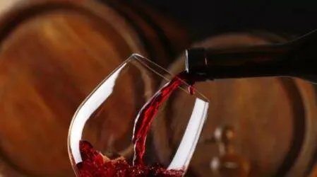 倒红酒的正确方法
