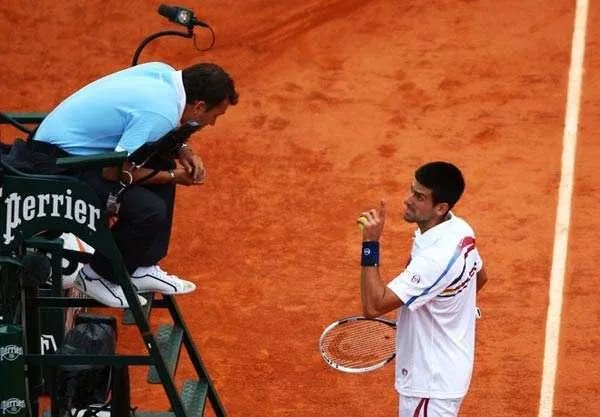 明明是无意击中底线女线审，裁判直接将德约科维奇美网资格取消，这个处罚符合规则么？