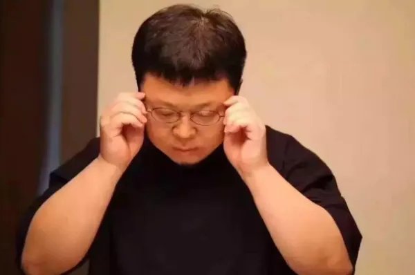 罗永浩凌晨向老同事道歉认错，职场里是否有绝对的对错？