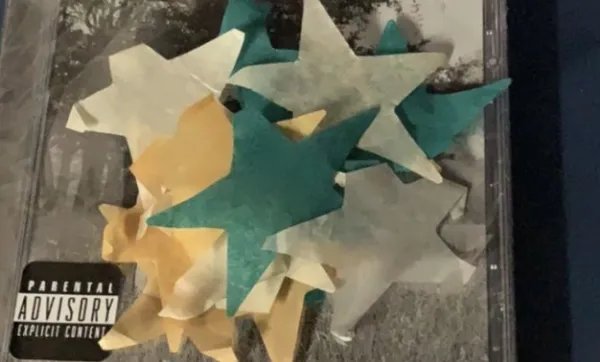 霉霉folklore签名专签的是普通版的吗?官网送的星星?是什么？