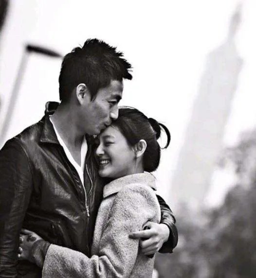 汪小菲发文庆祝与大S八周年，直男特性还要网友晒八年前结婚照，你怎么看？