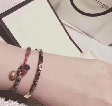 钛钢手镯一般多少钱 不同品牌价位不同