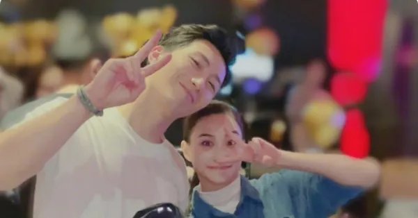 何超莲晒和窦骁出游照，两人是如何相识的？