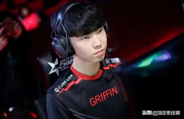 PDD复盘IG:我本来想买GRF中单,但这几局他老玩肉,有点裂开,Chovy值得入手吗?