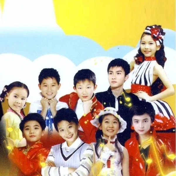 小草这首歌的歌词是谁写的？