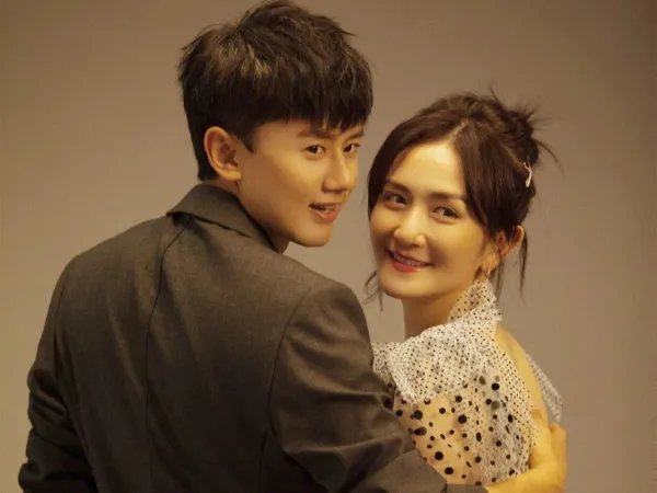 余文乐520晒与妻子的老年化妆造型，娱乐圈还有这样甜蜜的爱情代表吗？