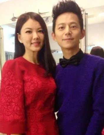 为她而战录制何炅意外摔倒 李湘条件反射搀扶老友