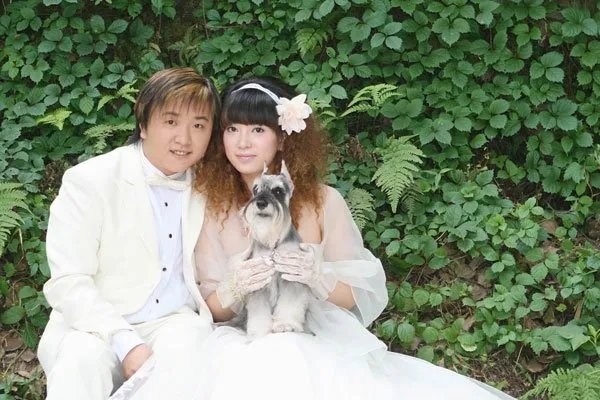 雪纳瑞三口之家夫人真空走光 靠自己夫人秀身材走红