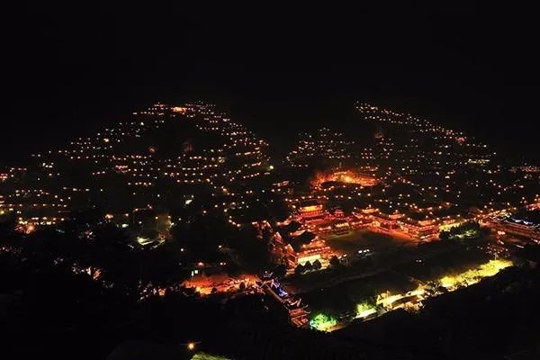 在中国，哪里可以体验到最好的热气球项目，又有哪些需要注意的事项？