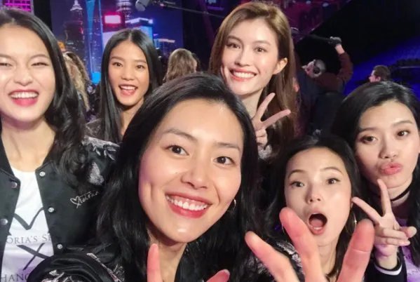 何穗恋情曝光，双方相差一岁，你对待这段感情怎么看？