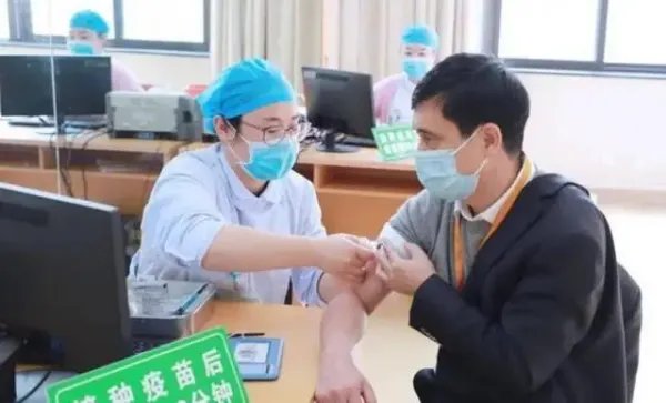 张文宏谈第四针疫苗接种，国外在布局，我们国内也会考虑吗？