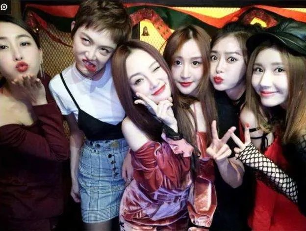 你知道李小璐的闺蜜团中还有个姜妍吗？