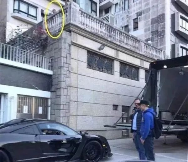 郭富城又入库天价跑车，怀二胎不久的方媛在二楼偷看，为什么？