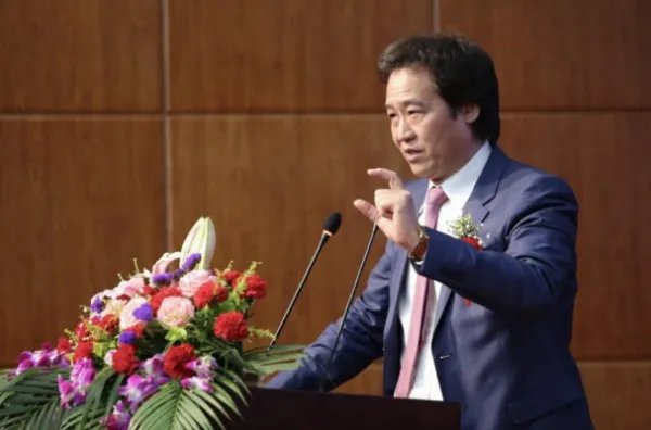 刘亦菲的干爹有什么背景，为何能当刘亦菲的干爹还能让杨采钰嫁给他？